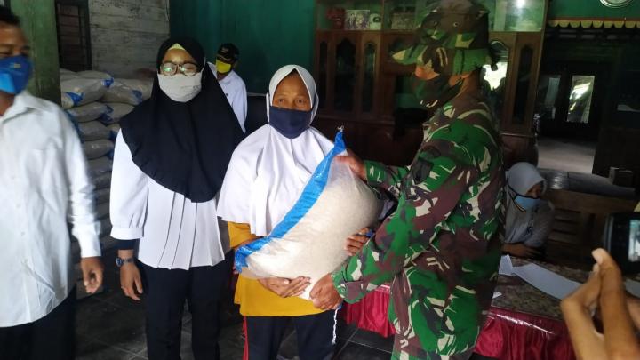 Anggota Satgas TMMD Bojonegoro Menyerahkan Bantuan Berupa Beras Di Dusun Kalongan